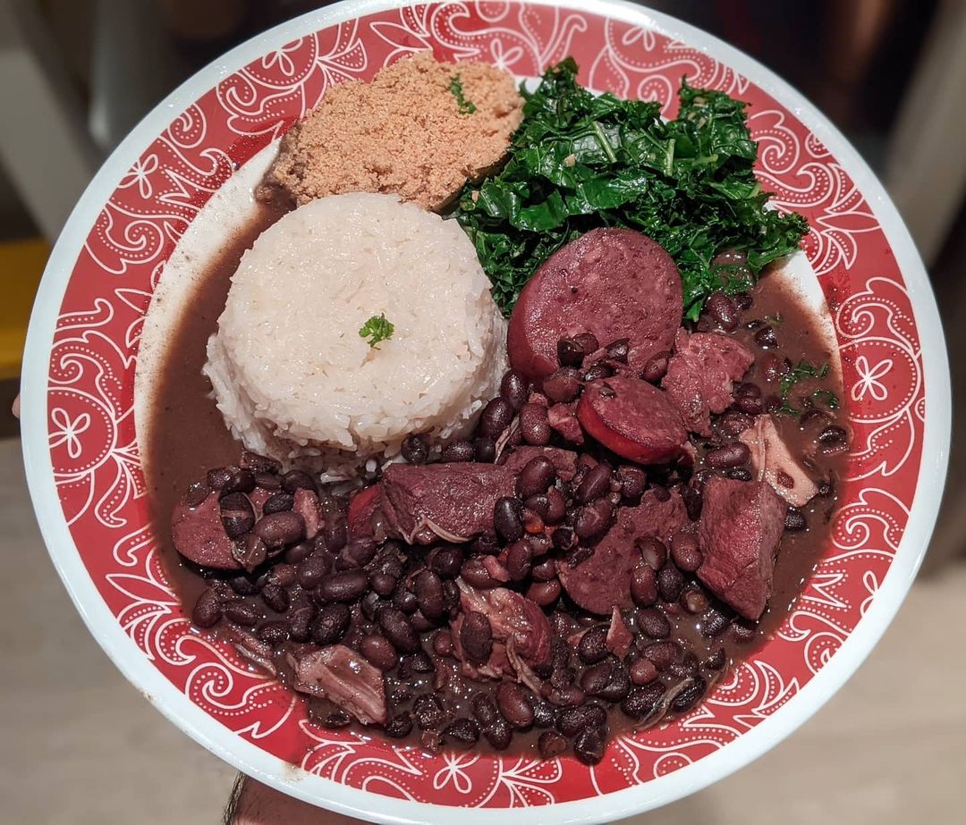 Feijoada brasileña con alubias negras